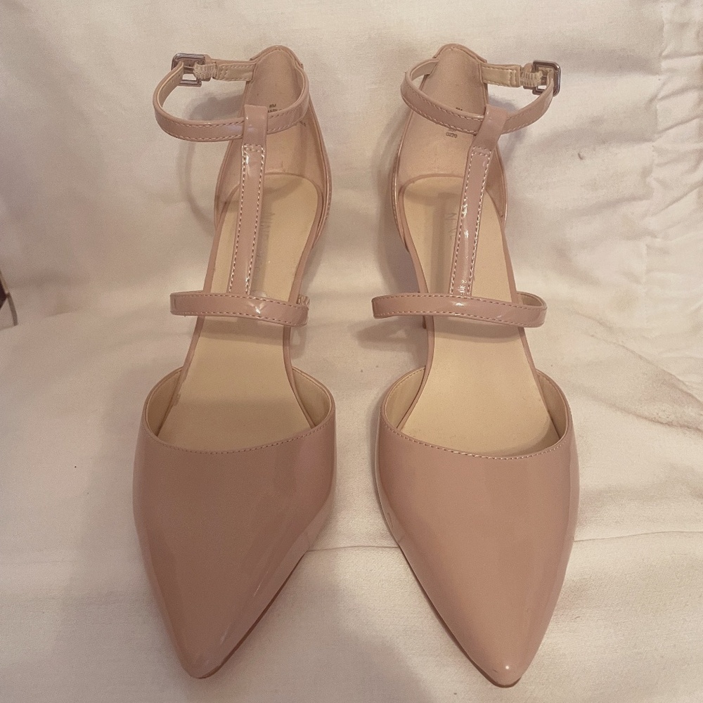 Nine West Nude Patent Vegan Leather T-Strap Shoes Heels Size 8 Wore Once EUC